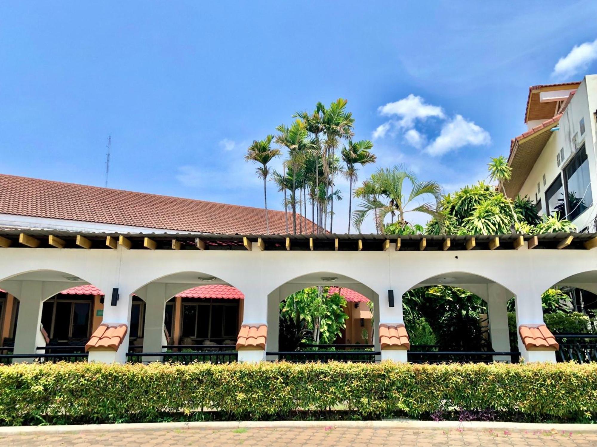 Dad D Resort By Lopburi Inn Resort Екстер'єр фото
