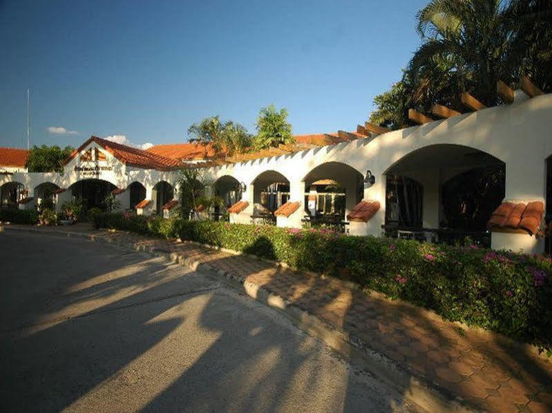Dad D Resort By Lopburi Inn Resort Екстер'єр фото