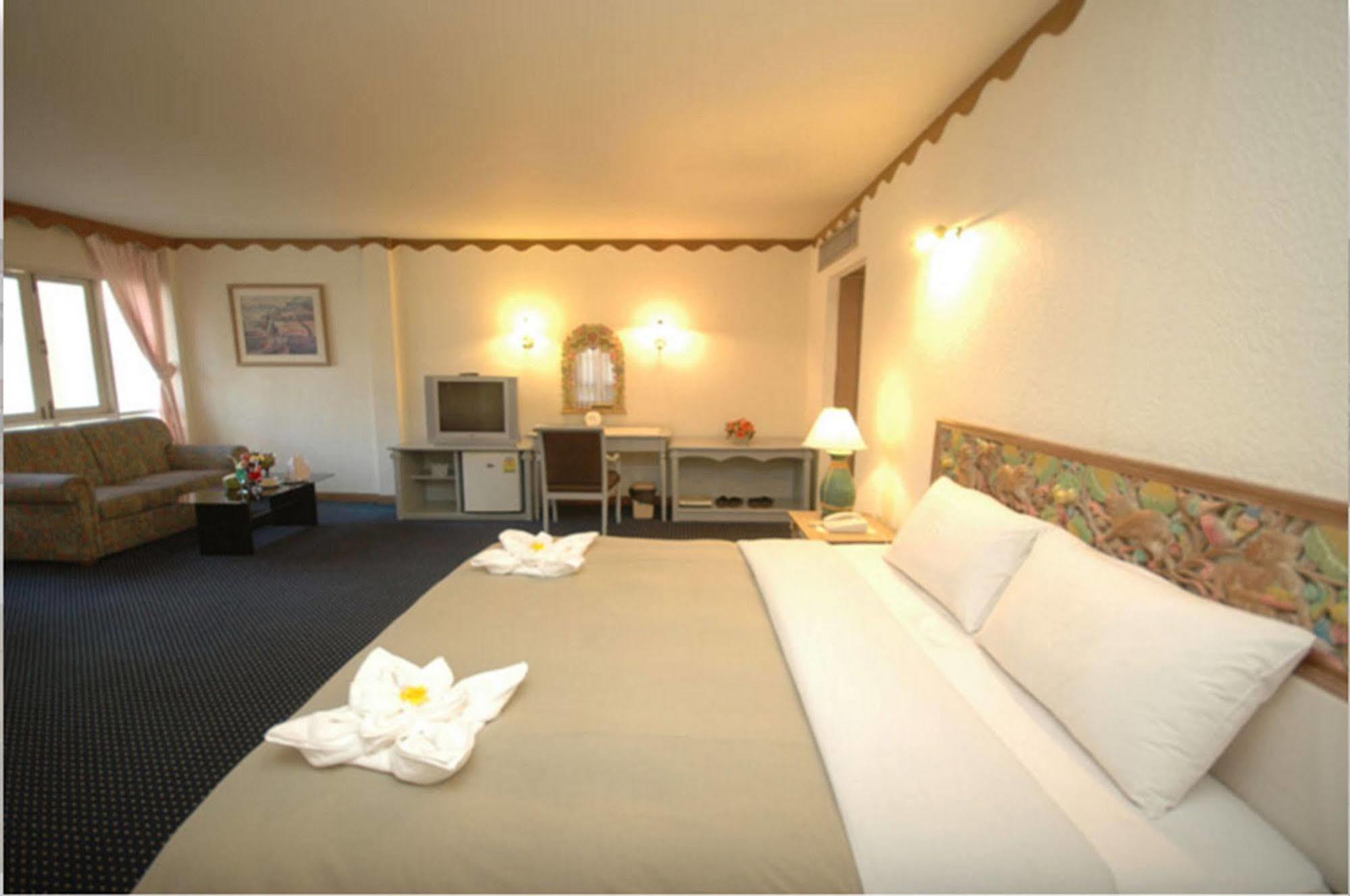 Dad D Resort By Lopburi Inn Resort Екстер'єр фото