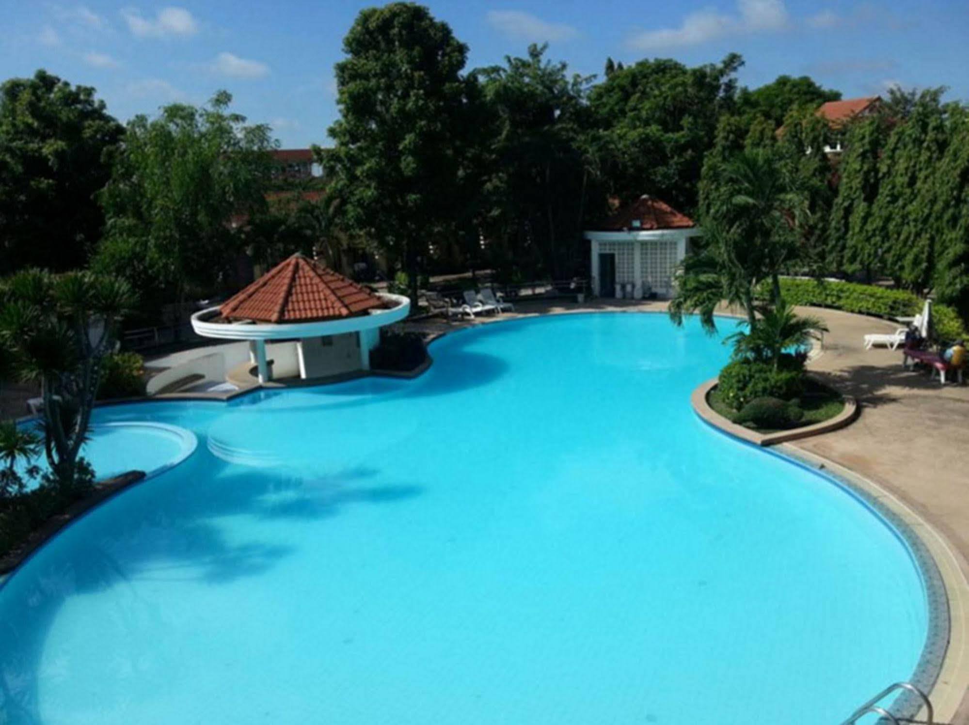 Dad D Resort By Lopburi Inn Resort Екстер'єр фото