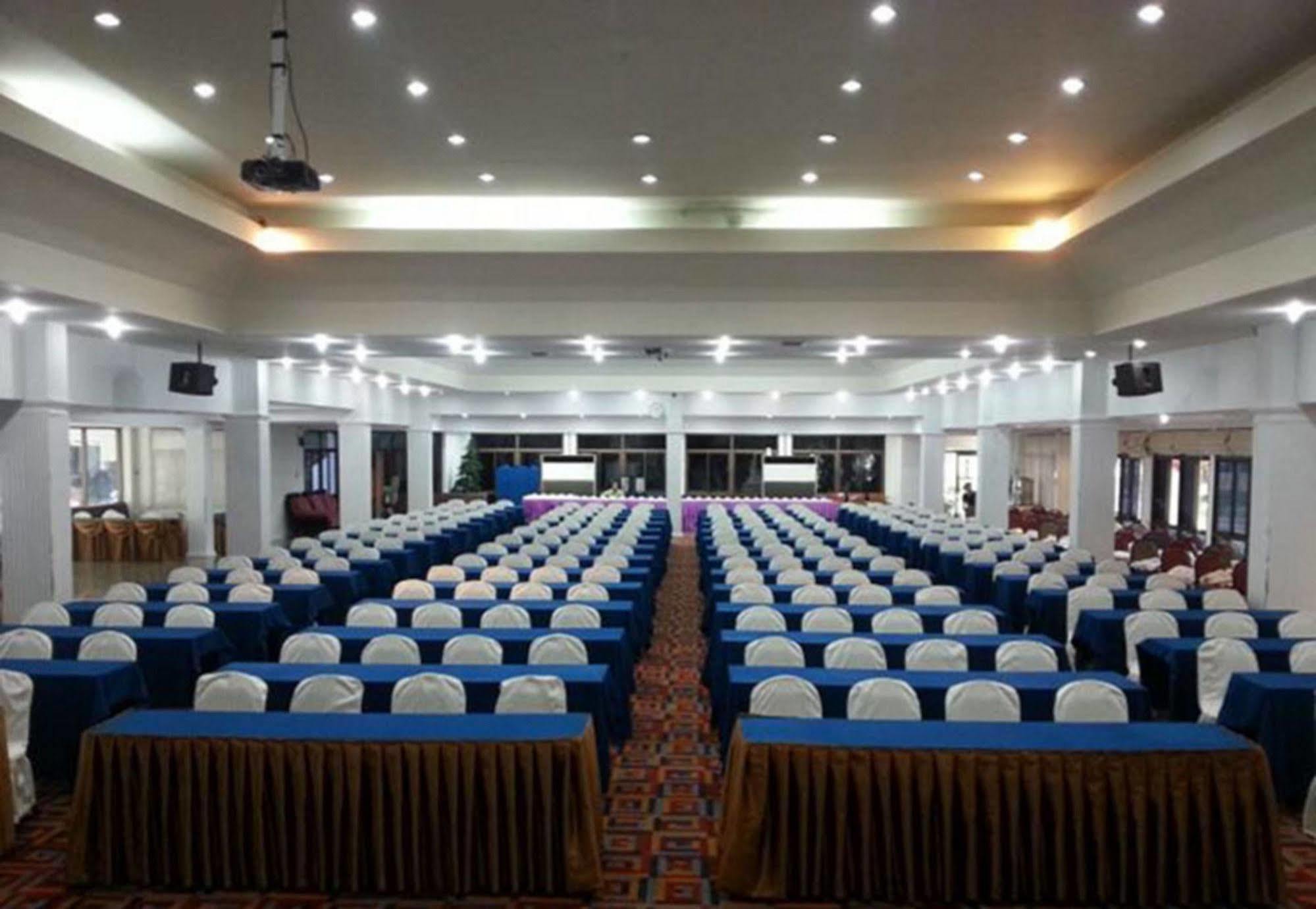 Dad D Resort By Lopburi Inn Resort Екстер'єр фото